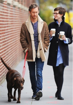 Anne Hathaway na prechádzke s manželom a Esmeraldou